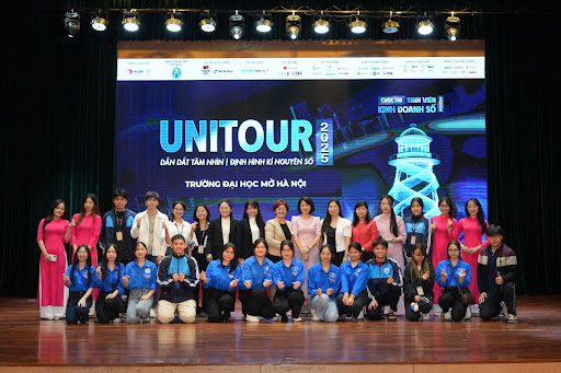 Sinh viên Thương mại điện tử tại chương trình Unitour